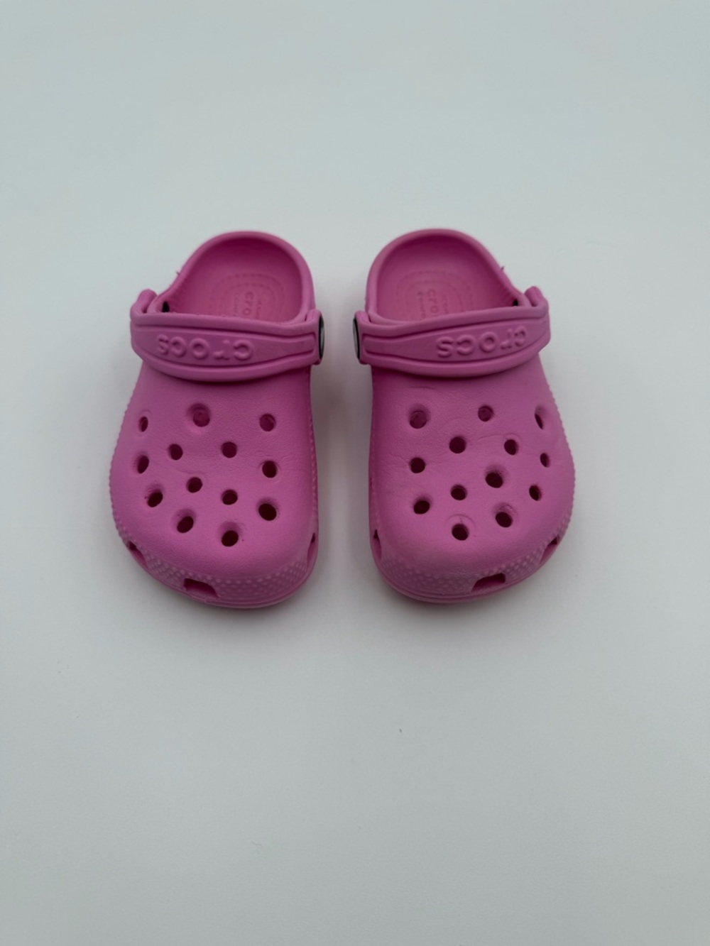 CROCS Kids Classic Clogs in Bright Pink Charms Included! Size C8